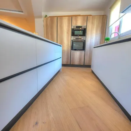 شقة Large & Beautifully Furnished 2 Bedrooms Abon1-1 سليمة