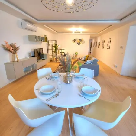 Large & Beautifully Furnished 2 Bedrooms Abon1-1 شقة