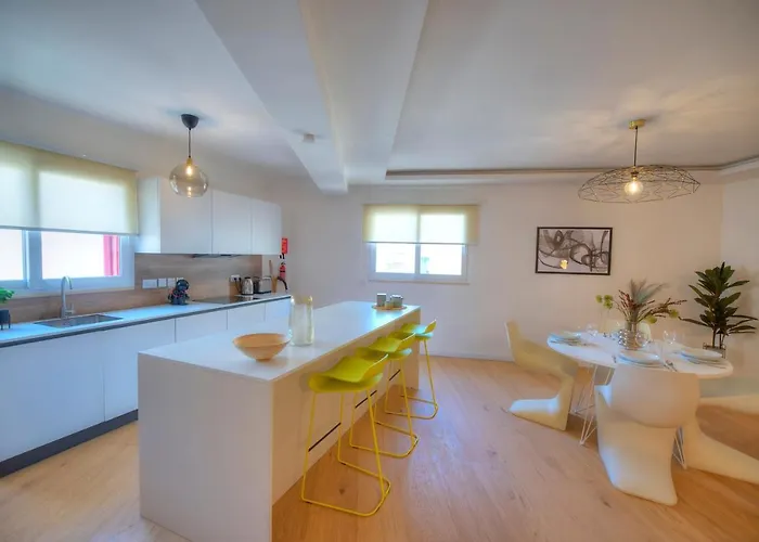 Large & Beautifully Furnished 2 Bedrooms Abon1-1 Apartament Sliema