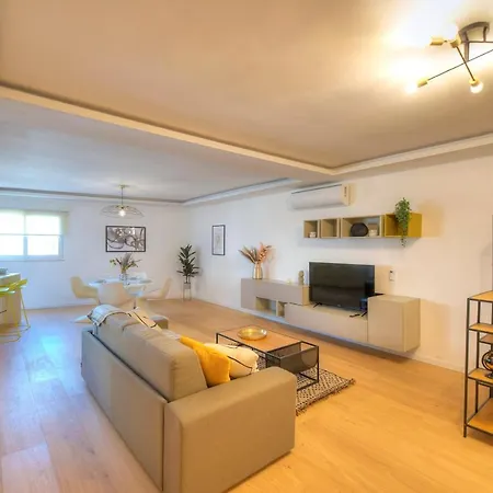 Large & Beautifully Furnished 2 Bedrooms Abon1-1 شقة *