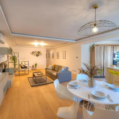 شقة Large & Beautifully Furnished 2 Bedrooms Abon1-1 *