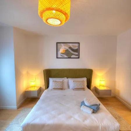 شقة Large & Beautifully Furnished 2 Bedrooms Abon1-1 سليمة