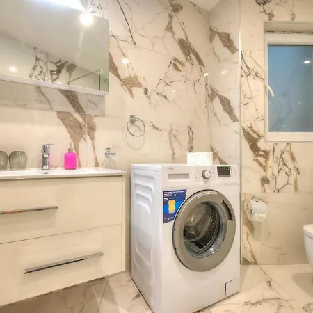 Apartman Large & Beautifully Furnished 2 Bedrooms Abon1-1