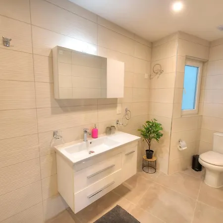 Apartman Large & Beautifully Furnished 2 Bedrooms Abon1-1 *