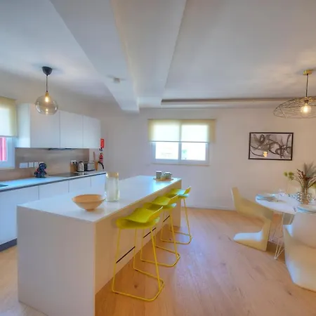 Large & Beautifully Furnished 2 Bedrooms Abon1-1 Apartman Sliema